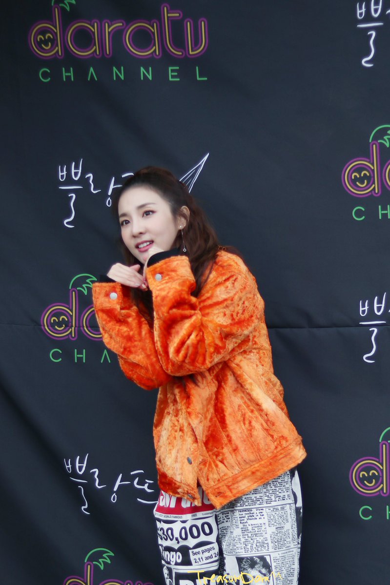 TreasureDARA's tweet photo. 행복하고 즐거운 추석 보내세요!!!^^🧡💛🐰@krungy21 https://t.co/jtVJGr1cuP