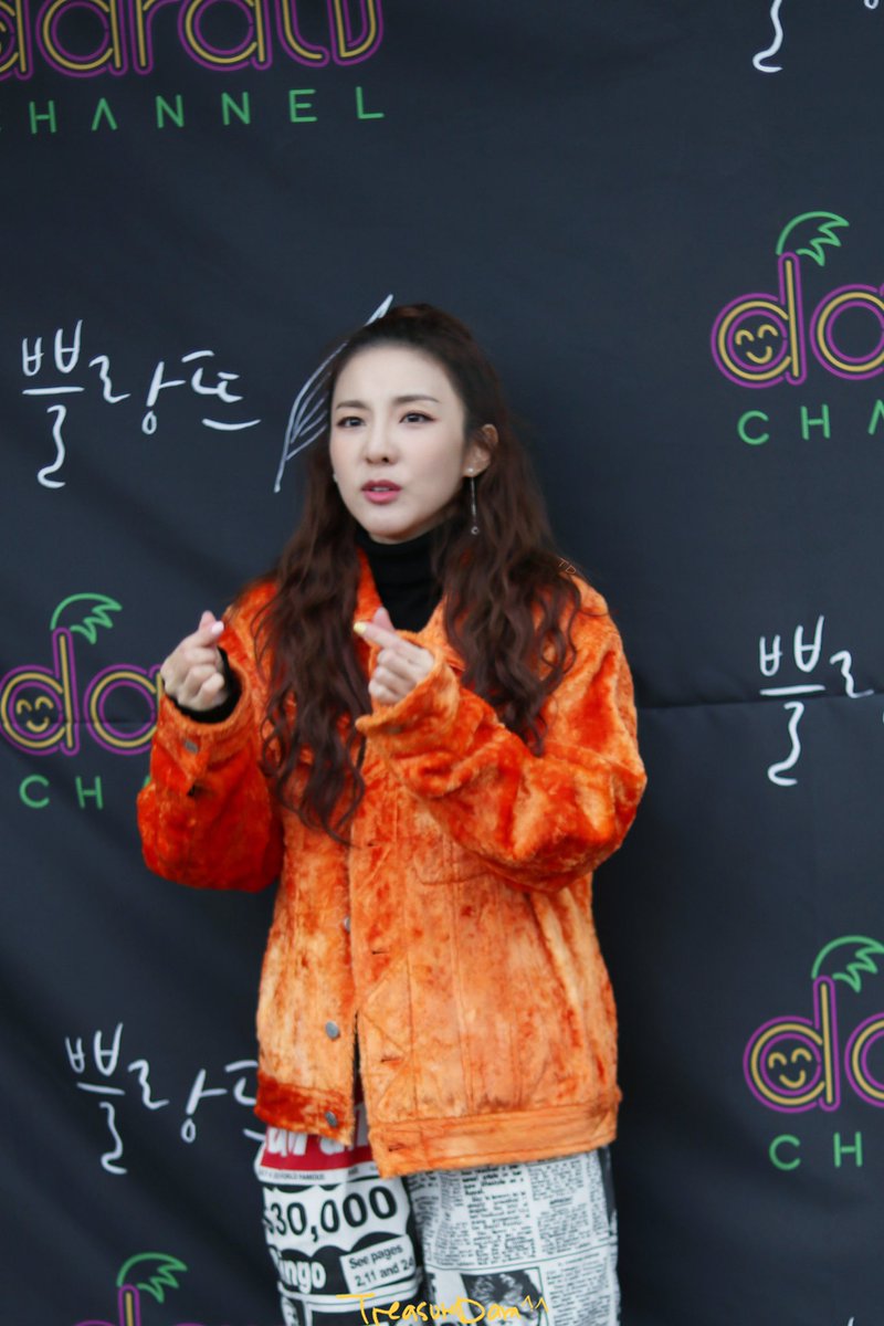 TreasureDARA's tweet photo. 행복하고 즐거운 추석 보내세요!!!^^🧡💛🐰@krungy21 https://t.co/jtVJGr1cuP