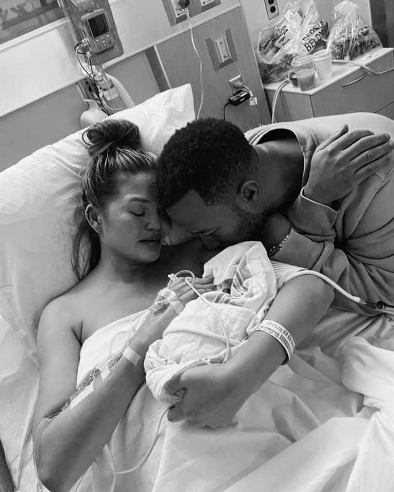 Lovely13131313's tweet photo. Le chanteur John Legend et sa femme Chrissy Teigen pleurent la mort de leur nouveau né 😢 paix a son âme et force aux parents dans ce moment difficile Dieu est Grand et il est paix et réconfort en toute circonstance ❤️ https://t.co/23V6bFnp4l