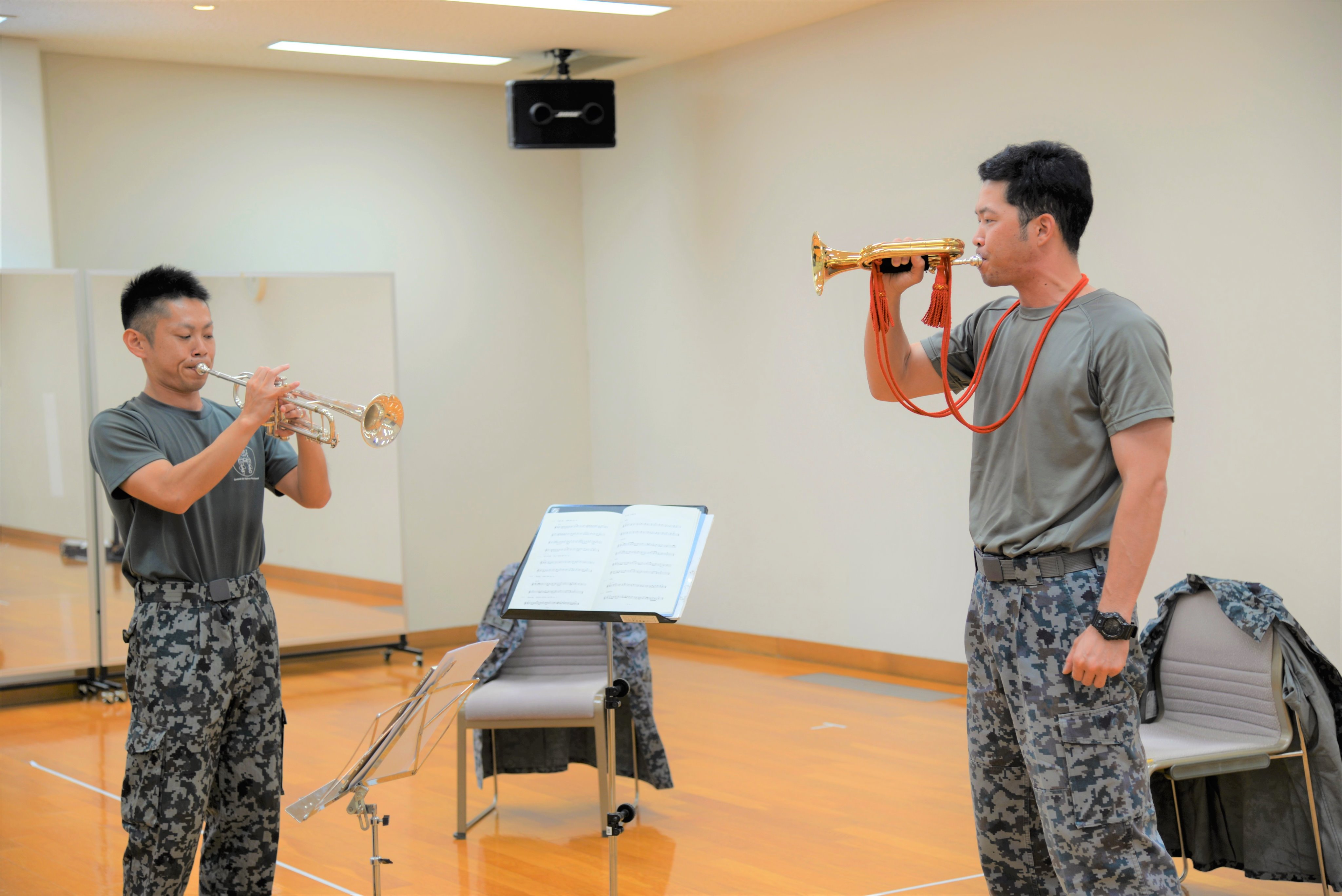 自衛隊 信号ラッパ 脆く