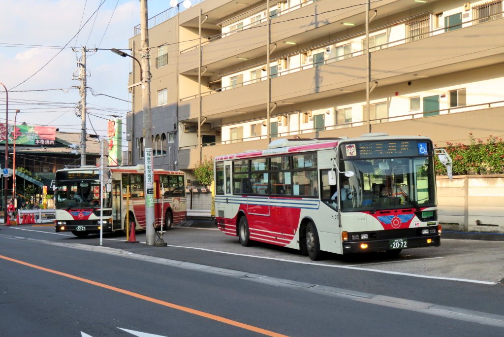 ぽけふくろう 終点の風景 関東バス 北裏 場所 東京都練馬区 路線 鷹01 荻34 青梅街道と三鷹通りの交差点 北裏 地名かと思いきや 戦時中この地に存在した中島飛行機武蔵野工場の 北裏門 に由来するバス停 交差点の角に折返場があり 三鷹駅と荻窪駅から