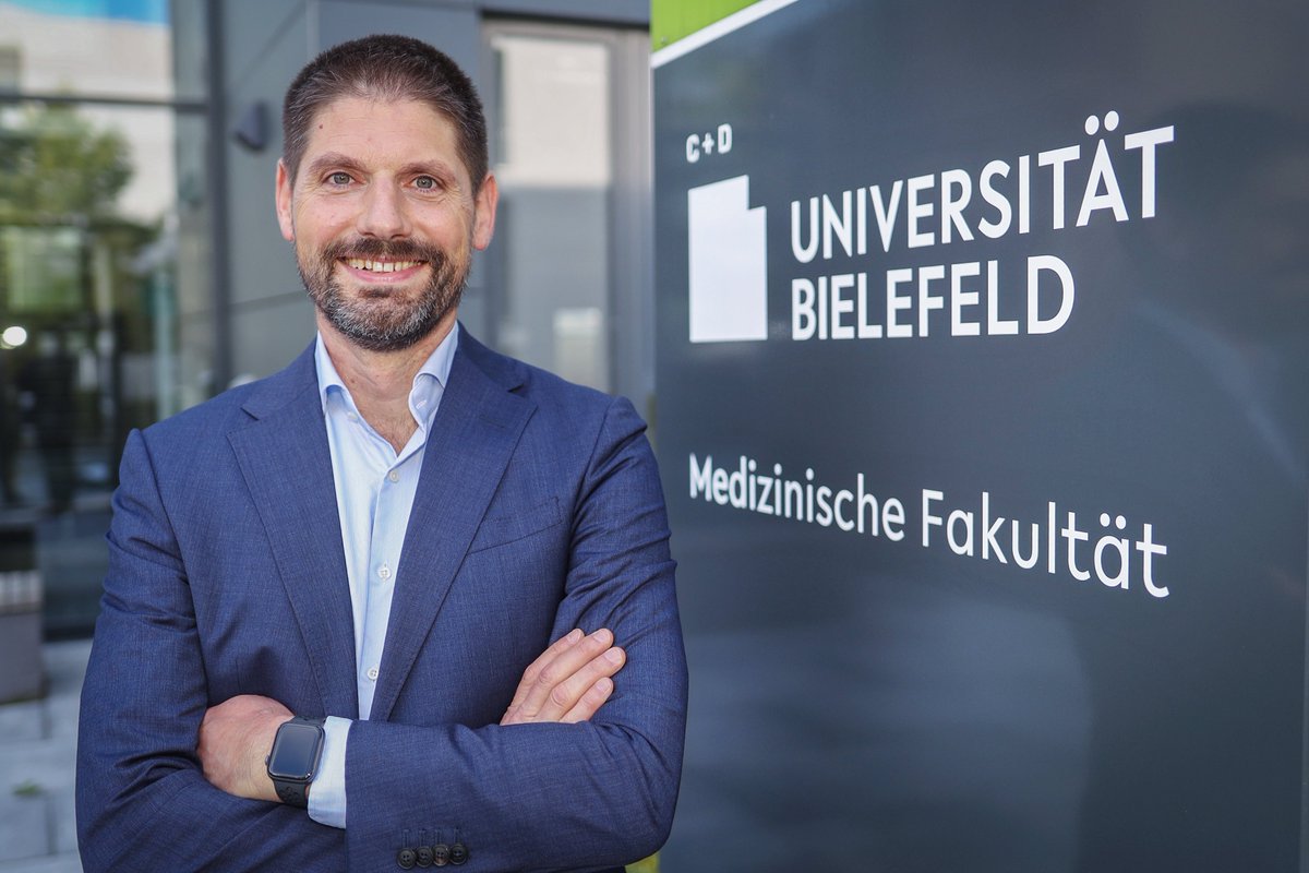 Auf zu neuen Ufern! 1. Tag als Professor für Digitale Medizin <a href="/unibielefeld/">Bielefeld University</a> Großer DANKE allen Weggefährten und Partnern! <a href="/uni_mainz/">Universität Mainz</a> @HSFDigital @bvmd_like <a href="/stifterverband/">Stifterverband</a> @CareumCH @BoschStiftung @Stiftung_Muench <a href="/BertelsmannSt/">Bertelsmann Stiftung</a> <a href="/BAEKaktuell/">Bundesärztekammer</a> <a href="/hih2025/">hih-2025</a> <a href="/EjtnaMic/">Antje Michel Antje Michel@EjtnaMic@bildung.social</a> Foto: Sarah Jonek