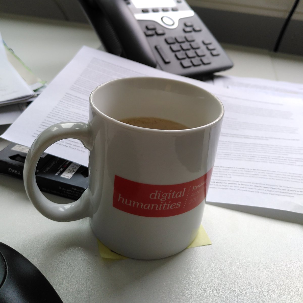 Mein Vorgänger ließ die Tasse hier als er für eine unbefristete Stelle an die @StabiHH gegangen ist. Jetzt ist es meine Lieblingstasse, obwohl ich 2015 gar nicht auf der #DHBenelux war... @dh_mug #DHinaMug