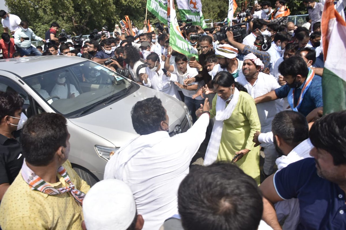 SaralPatel's tweet photo. Cavalcade of @RahulGandhi Ji and @priyankagandhi Ji at Delhi-Noida Border. #JusticeForIndiasDaughters https://t.co/wqSrOlcR5m