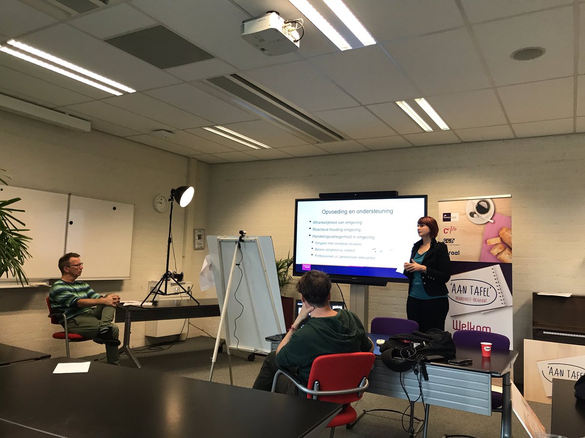 De allereerste online Aan Tafel bijeenkomst met 150 deelnemers! Hier een kijkje achter de schermen... #fontys #wijzijnfontys #pedagogiek