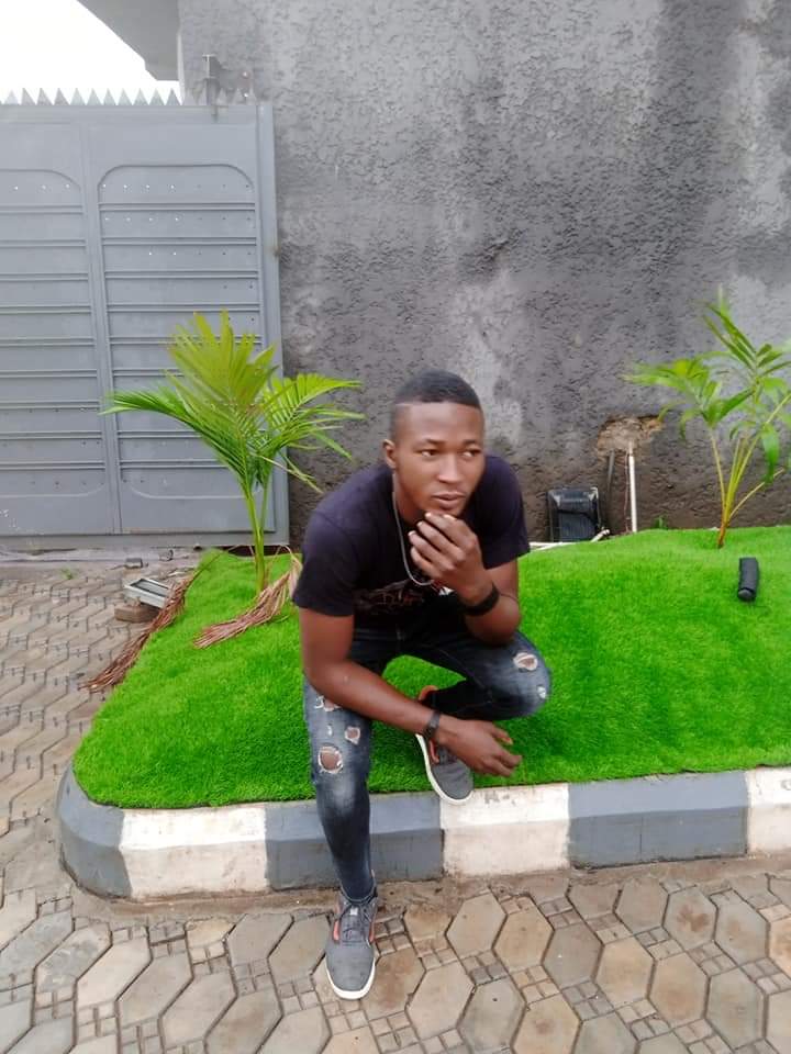 Mxtercoded13's tweet image. Laughing is the best medicine but if you are laughing for no reason, you need medicine.