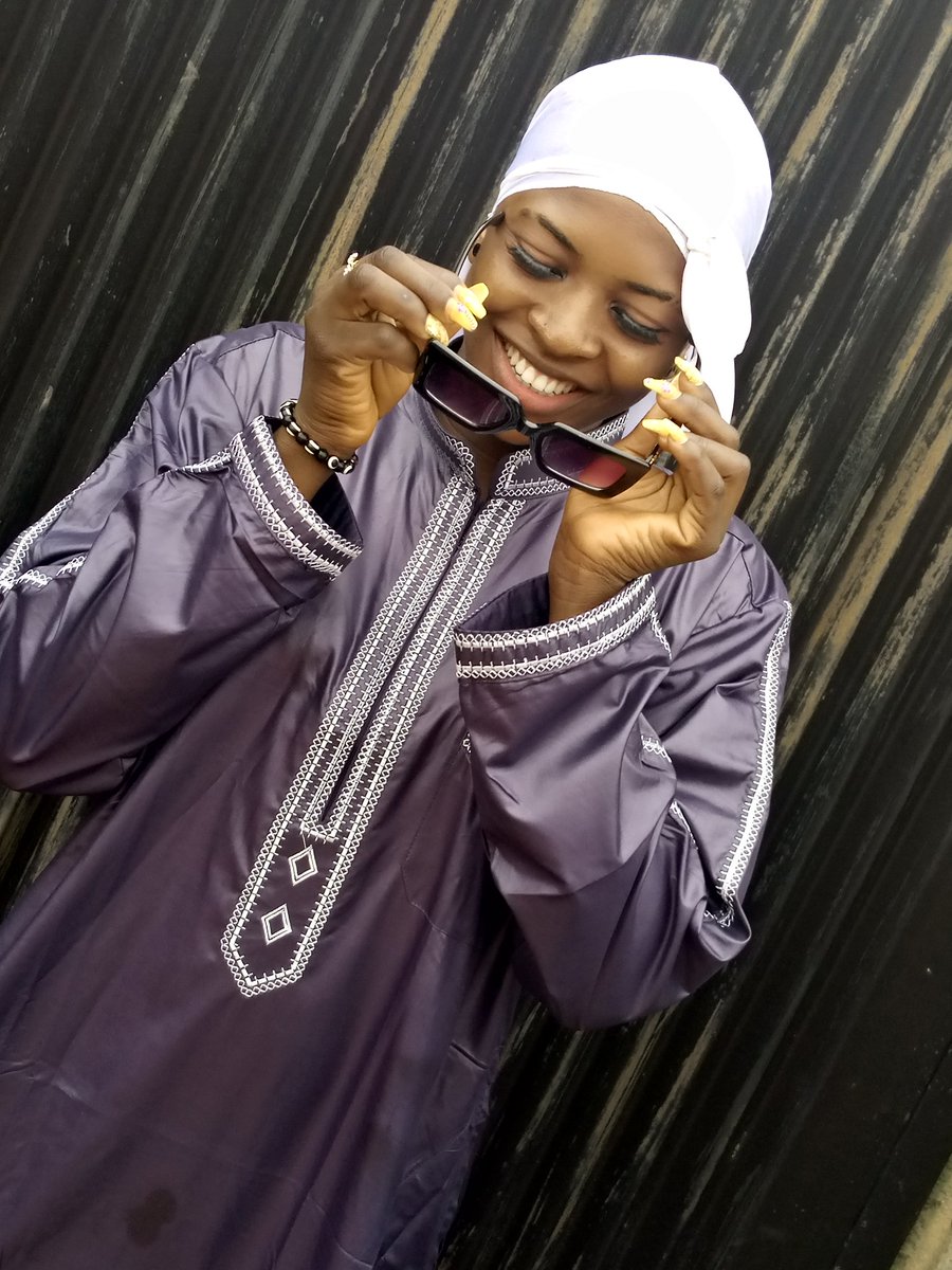 Mxtercoded13's tweet image. Laughing is the best medicine but if you are laughing for no reason, you need medicine.