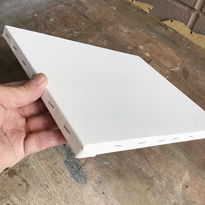 軟体工房 Tako Laboratory 先日友人から頂いた ロールキャンバス で 張りキャンバス を作ってみた 木枠は額を作った時の残り物 実は キャンバスを自分で張るのも 人生初 絵描きなのに とは言え 描けるくらいの張り具合にはなったので ヨシ