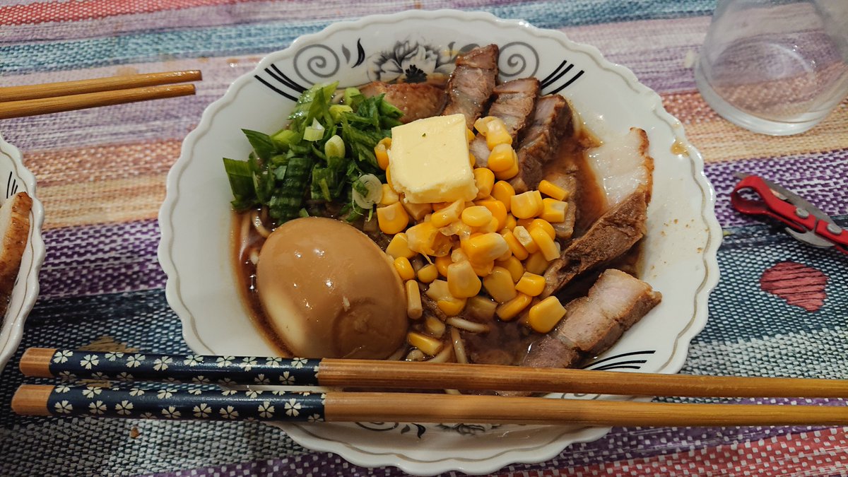 GPurtskvanidze's tweet photo. 子供生まれたから時間ないのでパンほとんど作れないが昨日頑張ってパン以外に好きな日本の食べ物を作りました。味噌ラーメンです。私にとっては豚骨ラーメンの方が美味しいがさすがに豚骨のスープを作れません（全くないの時間がかかりますから） https://t.co/eJWDDx1QN7