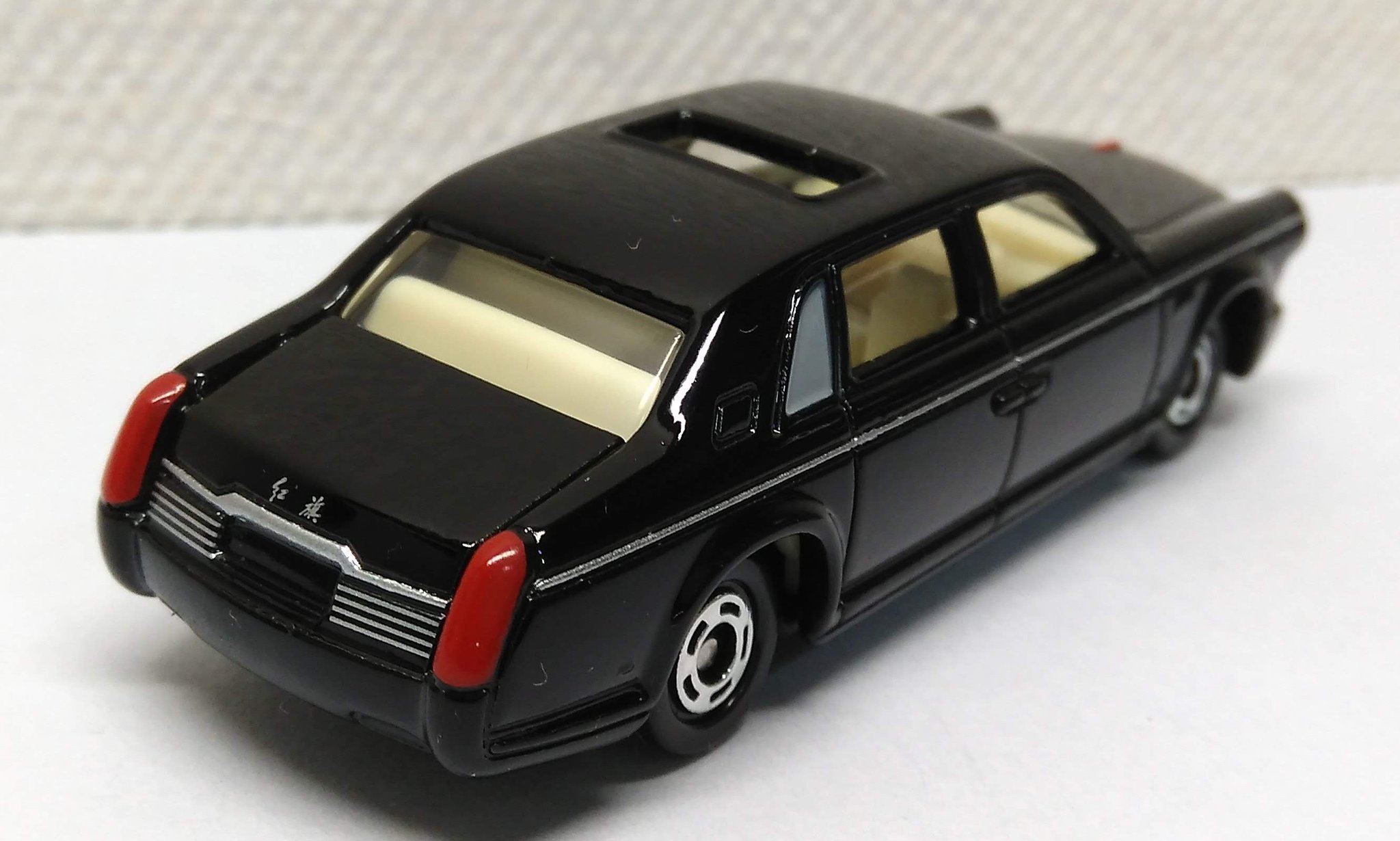 鉄鷲 Cn 11 紅旗 ホンチー 海外限定トミカ 中国車のトミカです アクションはサスペンションで生産国はベトナム 紅旗は 中国の自動車メーカー第一汽車の高級車ブランド トミカのモデルは14年のl5 中国版黒塗りの高級車 トミカ