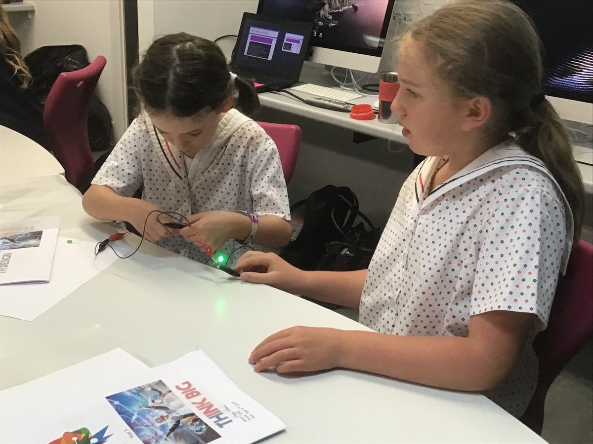 #THSchY5 investigating how to create a circuit as part of their 'wearable electronics' project. 
#THSchSteam #THSchDesign #THSchTextiles