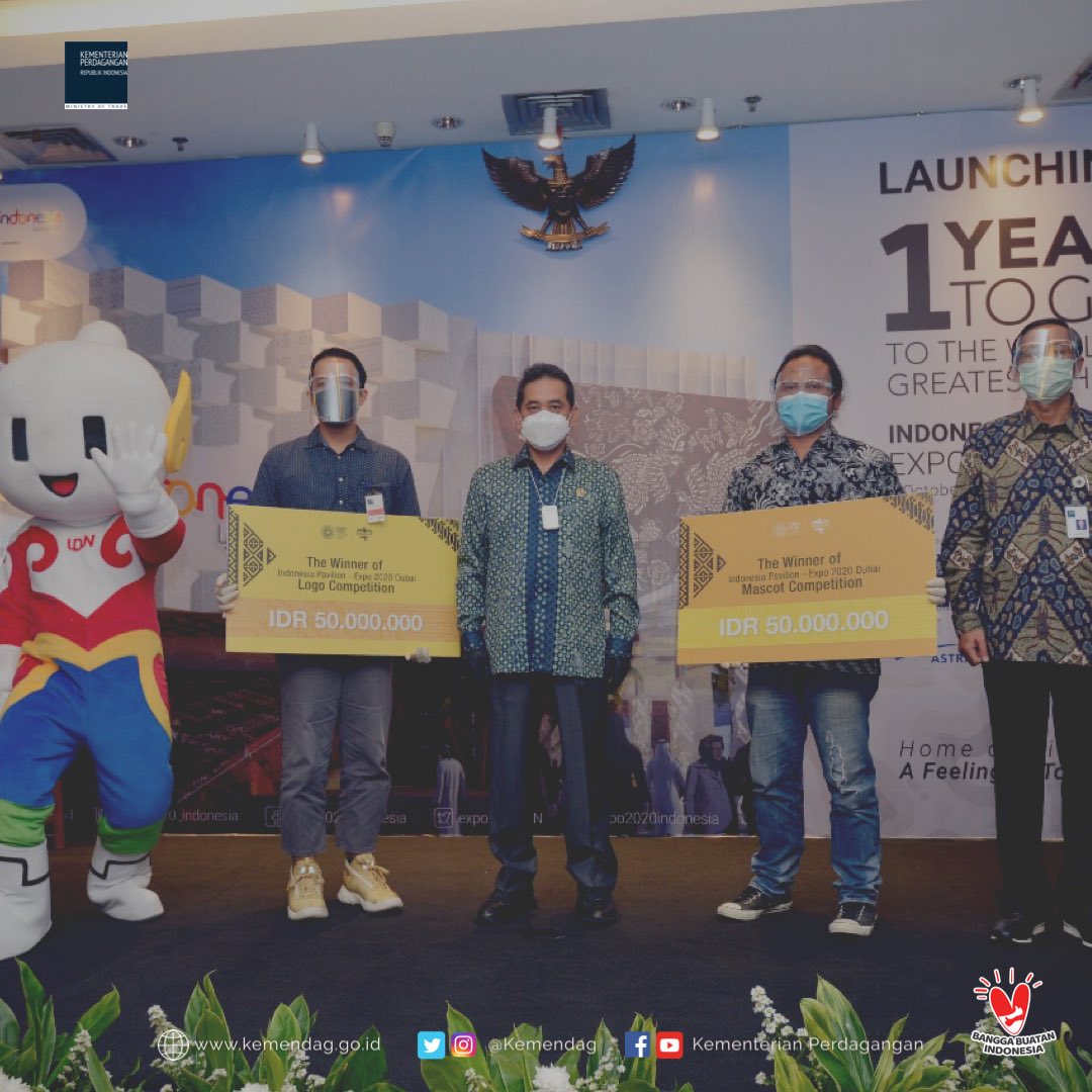 Kemendag's tweet photo. 4. Dalam acara ini, Kemendag juga melakukan peluncuran logo dan maskot Paviliun Indonesia #Expo2020Dubai. Mendag menyerahkan hadiah secara simbolis kepada pemenang desain logo dan maskot Paviliun Indonesia #Expo2020Dubai. https://t.co/a468EsVhjY
