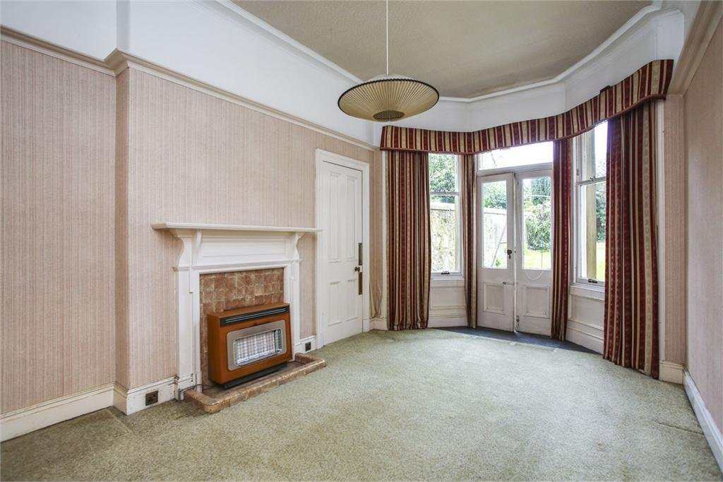 To the rear, a drawing room with doors out onto the garden. Again the fireplace is 1930sish, with a later fas fire on top. That light shade was the cause of numerous UFO sightings in Roswell in 1947