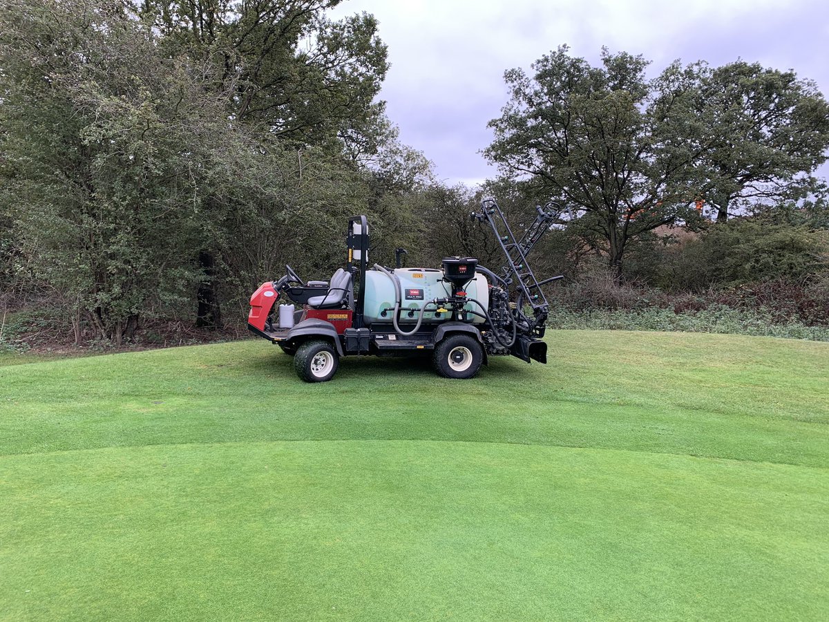 Got a bit of fusarium lurking in the greens, last available window for a spray for a while is today. Not going to risk leaving it over the weekend and let those spores multiple. So it’s out with @SyngentaTurfUK Instrata Elite and some PrimoMaxx II