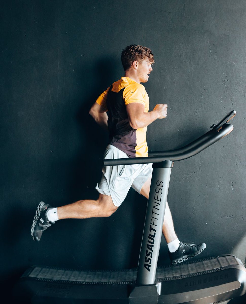 Being healthy is about getting out of your comfort zone, challenging your body, learning new movements and pushing your self from strength to strength. Don't get stuck in excuses, get stuck in your workout!!

#strength #imovefitness