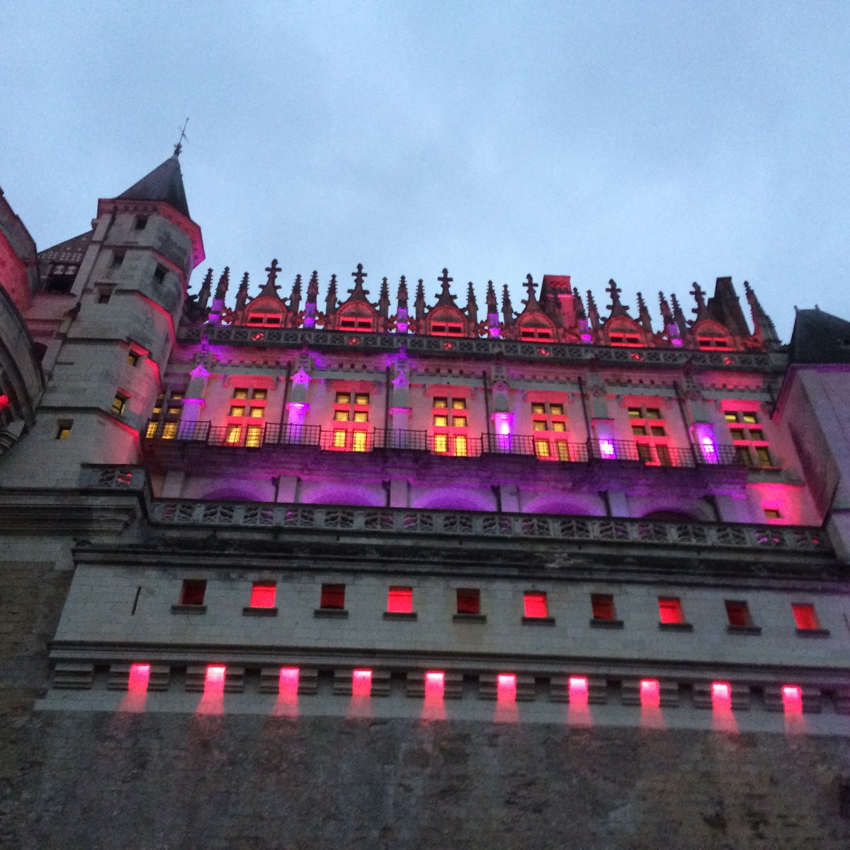La petite contribution du château d'#Amboise à  #OctobreRose🙂Durant tout le mois d'octobre, la façade côté Loire s'illumine en rose. Bon jeudi à toutes (et tous) !  #jeudiphoto