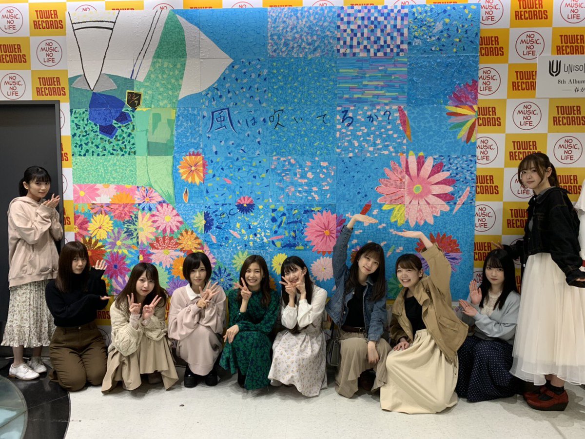 22 7 ナナブンノニジュウニ 22 7 6thシングル 風は吹いてるか 発売を記念して巨大アート展 衣装展をタワーレコード新宿店にてただ今開催中です メンバーもお店にお邪魔しましたっ 各cdショップも沢山盛り上がっていますので皆さんぜひ足を運ん