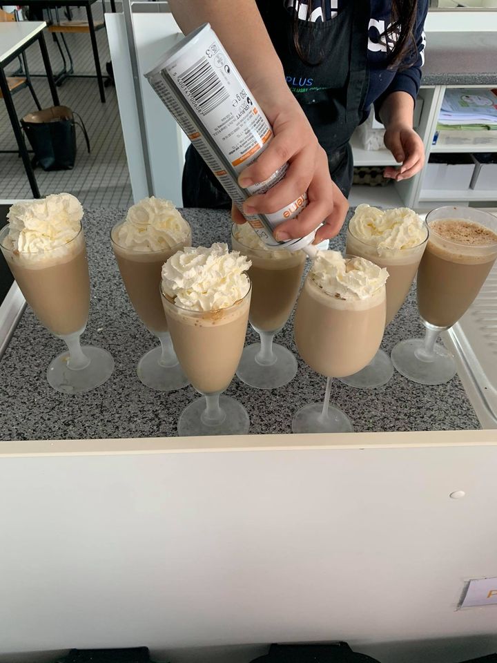 Xpluslommel's tweet photo. De leerlingen van 3 VV bakten er deze week op los. Natuurlijk mocht een ijskoffie niet ontbreken! 😋 https://t.co/UZ5kvehwBz