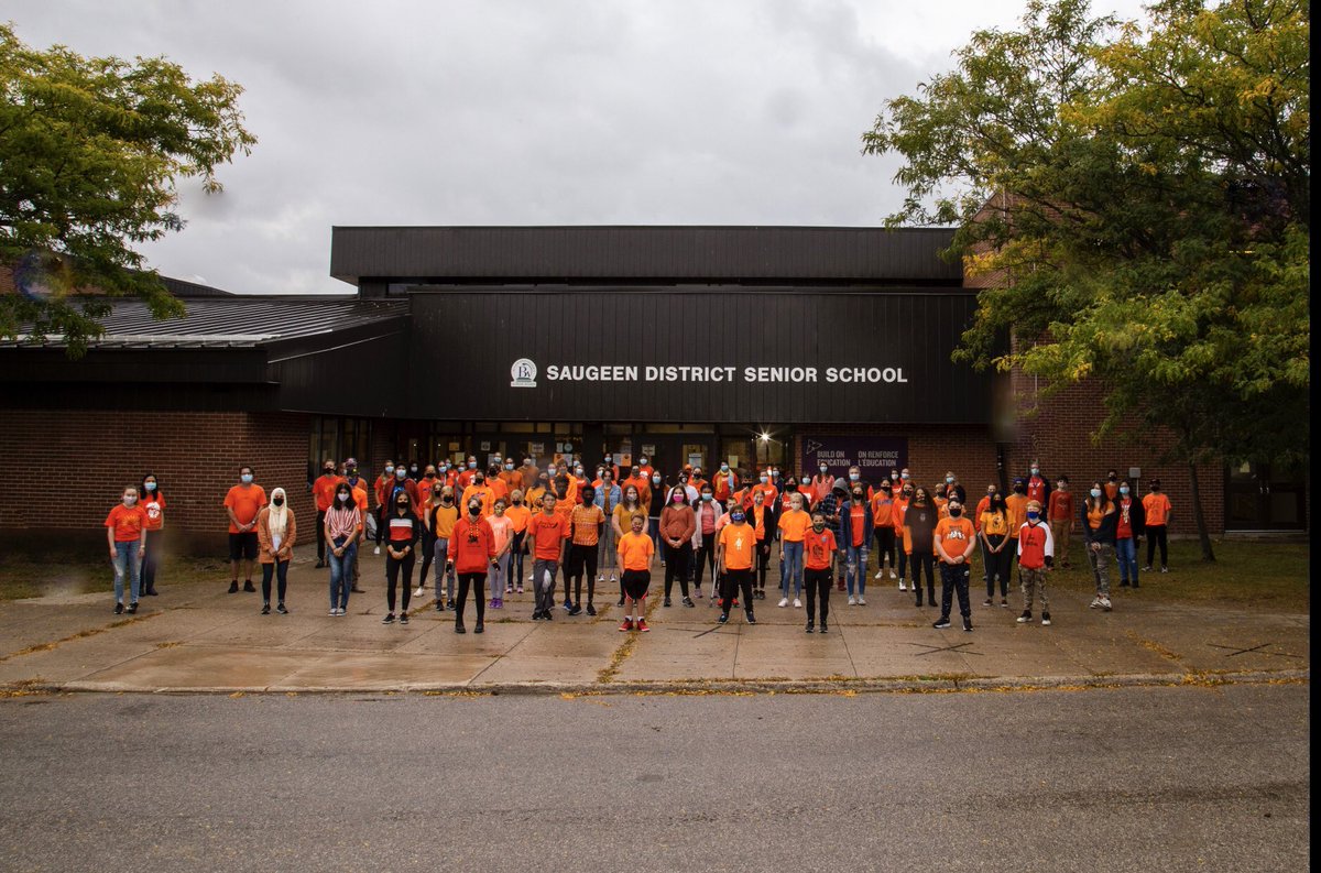SDSS students and staff wore orange shirts to honour residential school survivors and to remember the ones who did not.  They also wore these shirts to acknowledge the lasting impact of these schools on Indigenous people. 🧡