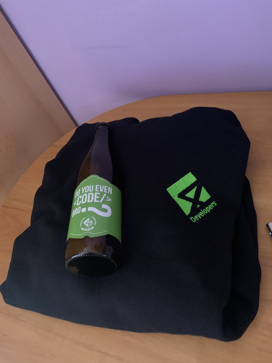 mtyborowski09's tweet photo. @4Developers dobrze dbają o swoich prelegentow.
Należą do grona nielicznych wydarzeń, które wypuszczają ciuchy nie zasrane logówkami na chama, pozdrawiam :) https://t.co/vFReUlS4f0