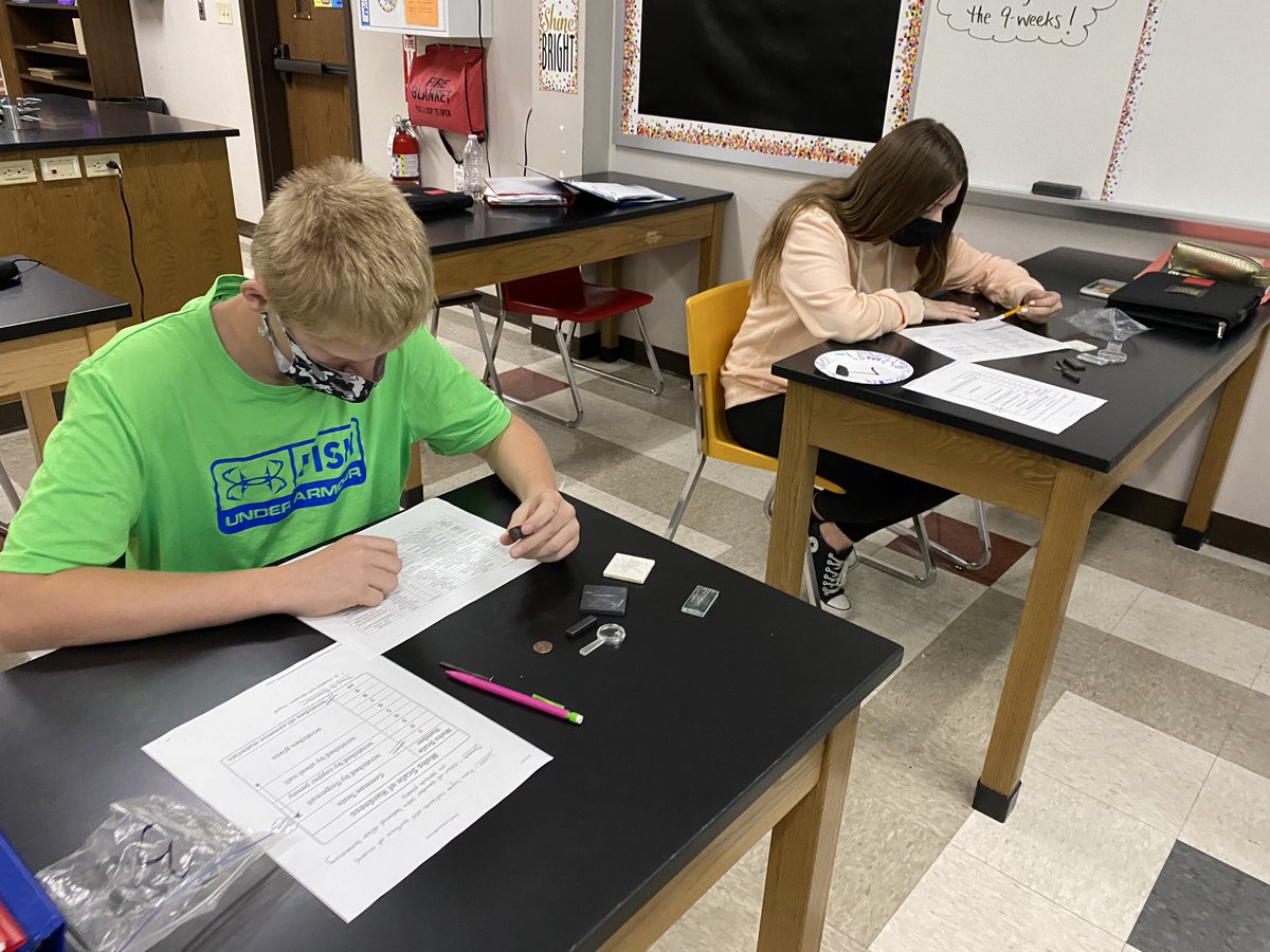 MHeimScience's tweet photo. Mineral Detectives 7th grade Science Period 2 #HeimCPScience7 https://t.co/aFkeleadcq