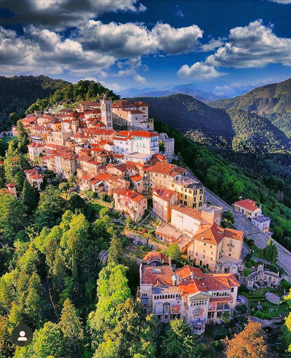 endlessartlover's tweet photo. 📌 Sacred Mount of Varese consists of the Holy Road and the Sanctuary, as well as the small medieval village surrounding the Sanctuary.

#sacromonte #varese #holyroad #mount #italy https://t.co/wPucT2fE70