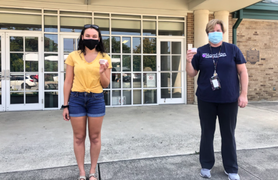 5th graders met at Madison Park in masks and with social distance to enjoy an ice cream treat with their teachers and classmates!