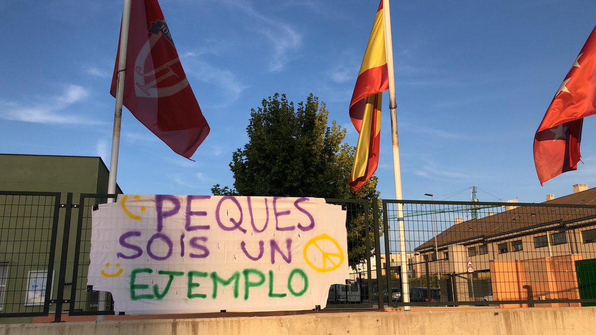 O_LaRa_O's tweet photo. Qué bonito llegar al cole y ver que las familias del @AmpaIturzaeta nos han dejado estas pancartas 😍. Gracias https://t.co/Gvn9fzvkDk