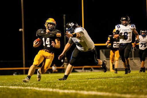 TylerPoslosky's tweet photo. Not only are fraternal twins Donovan and Jonathan Wessel captains and leaders for @WSRFootball, they have been involved in fine arts all their lives: https://t.co/iyJadeqk8o #iahsfb 

(Photos: @benjimac00) https://t.co/3OFE5D56xh