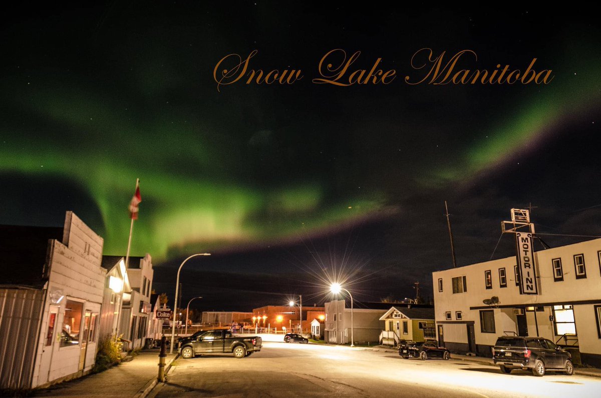 AlMclauchlan123's tweet photo. Have you been to @townofsnowlake ? This is the scene of their downtown this week! #driveto #northernlights @MurphTWN @ColleenCTV @KimHinesSN @TravelManitoba #exploremb #mbnorth. Thanks to Beverly Taylor for the photo (shared with permission) https://t.co/iNPwAIwQV2