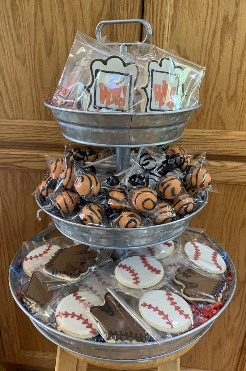 klinemomof5's tweet photo. Baseball Party Cookie & Cake Pop tier ⚾️🧡⚾️🖤⚾️
#BBbakery https://t.co/oLBokXAgda