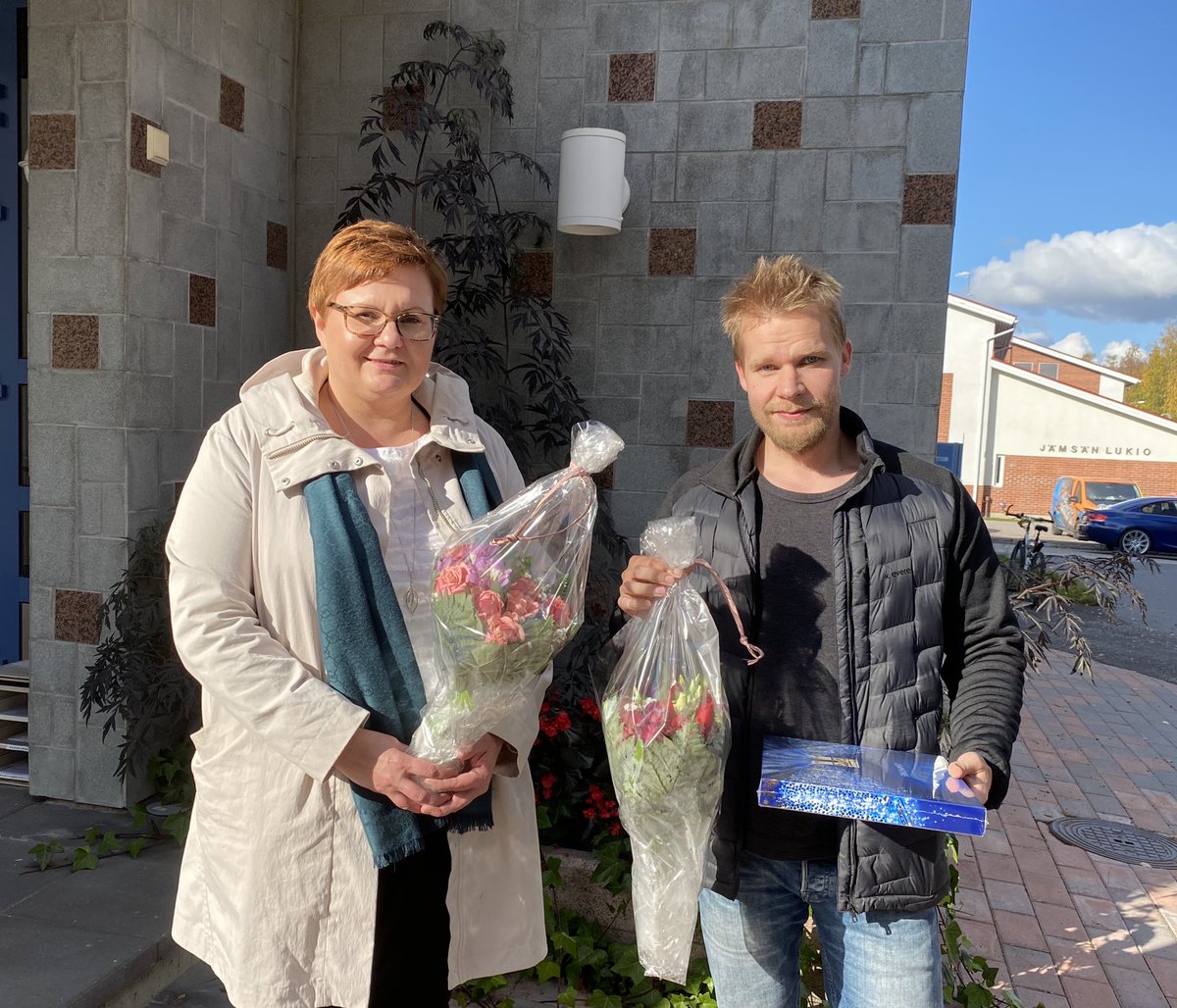 Meillä on aidosti yhdessä toimiva #yhteistyötoimikunta <a href="/JamsanK/">Jämsän kaupunki</a>  Eilen arvioimme koronavarautumista. Palkitsimme koko henkilöstön puolesta kukin ja suklaalla kj <a href="/HannaHelaste/">Hanna Helaste</a> hyvästä varautumisen johtamisesta ja hallintoylilääkäri Jyri Moilasen ansiokkaasta työstä varautumisessa.