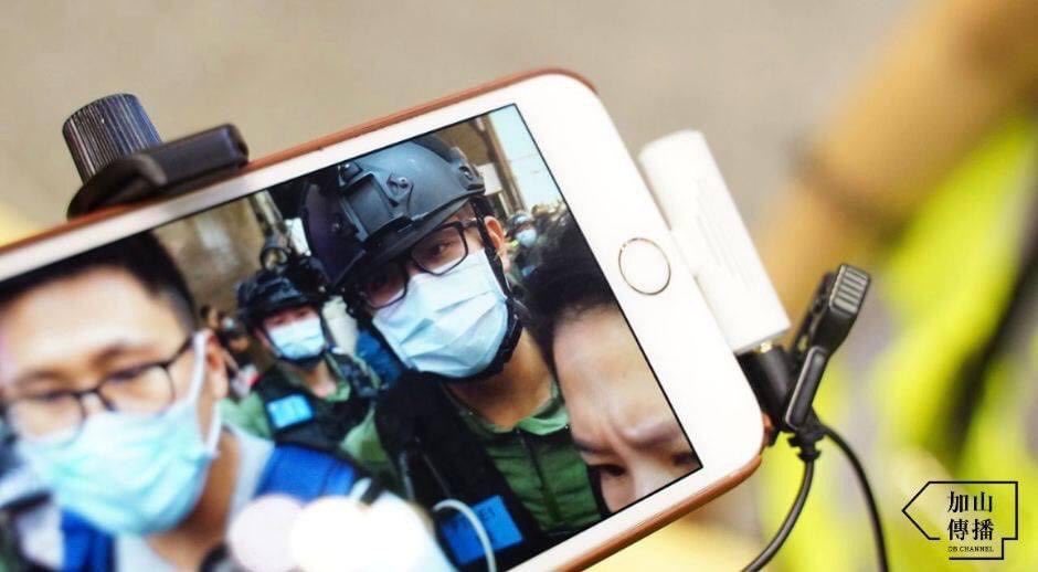 chanheungongyan's tweet photo. 警員疑碰撞女記者胸部 記者要求警員道歉 PPRB:如果佢唔肯呢
其他在場防暴警員馬上護送該名警員離開現場。即使該名女記者只要求該名警員向她道歉,但警察傳媒聯絡科回應指不清楚發生何事,指若女記者有證據,大可以向警察投訴科進行投訴及到警署落口供,女記者與警員爭論期間隻眼通紅
Source: 加山傳播 https://t.co/TyoJpn46MW