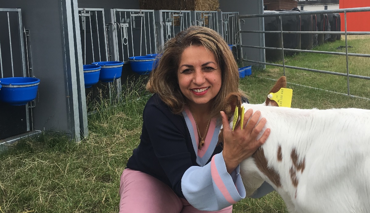 Simin Lafiti: verzuivelaar bij ’s werelds eerste drijvende zuivelboerderij in Rotterdam. Lees meer op vrouw.nieuws.nl.