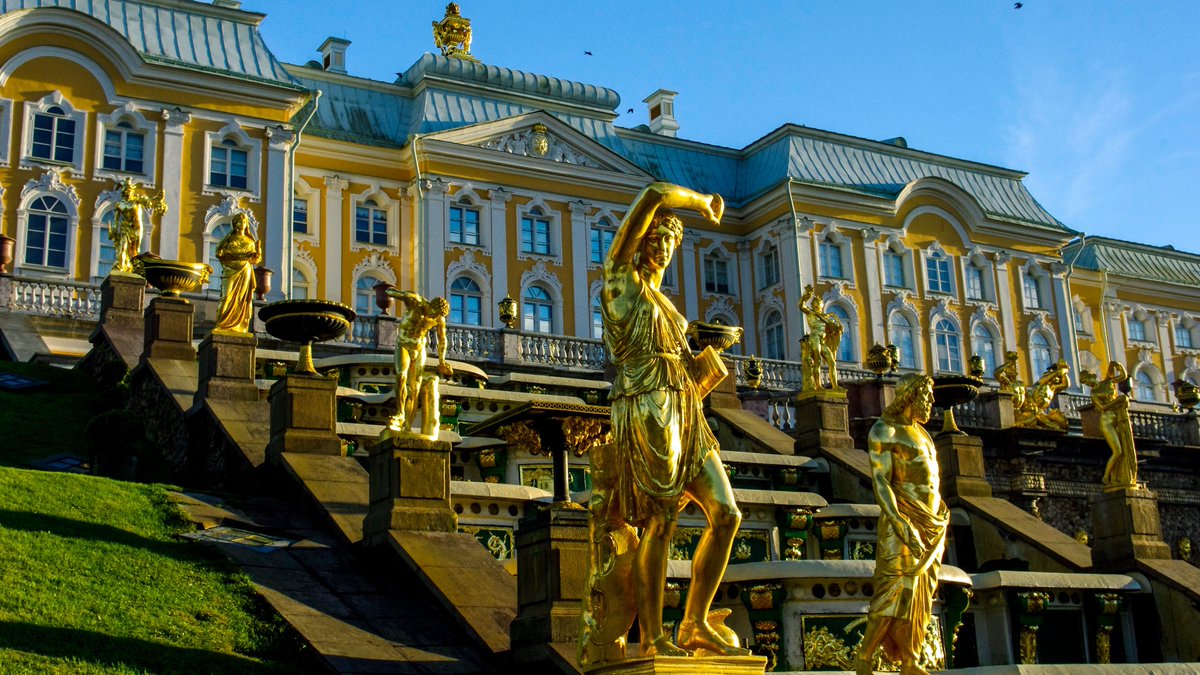 Picture of the Day! 😀😀😀
Peterhof Building St Petersburg Russia 

 #stpetersburg #holidays #travel #summer2021 #foodlovers 

@visitstpetersburg