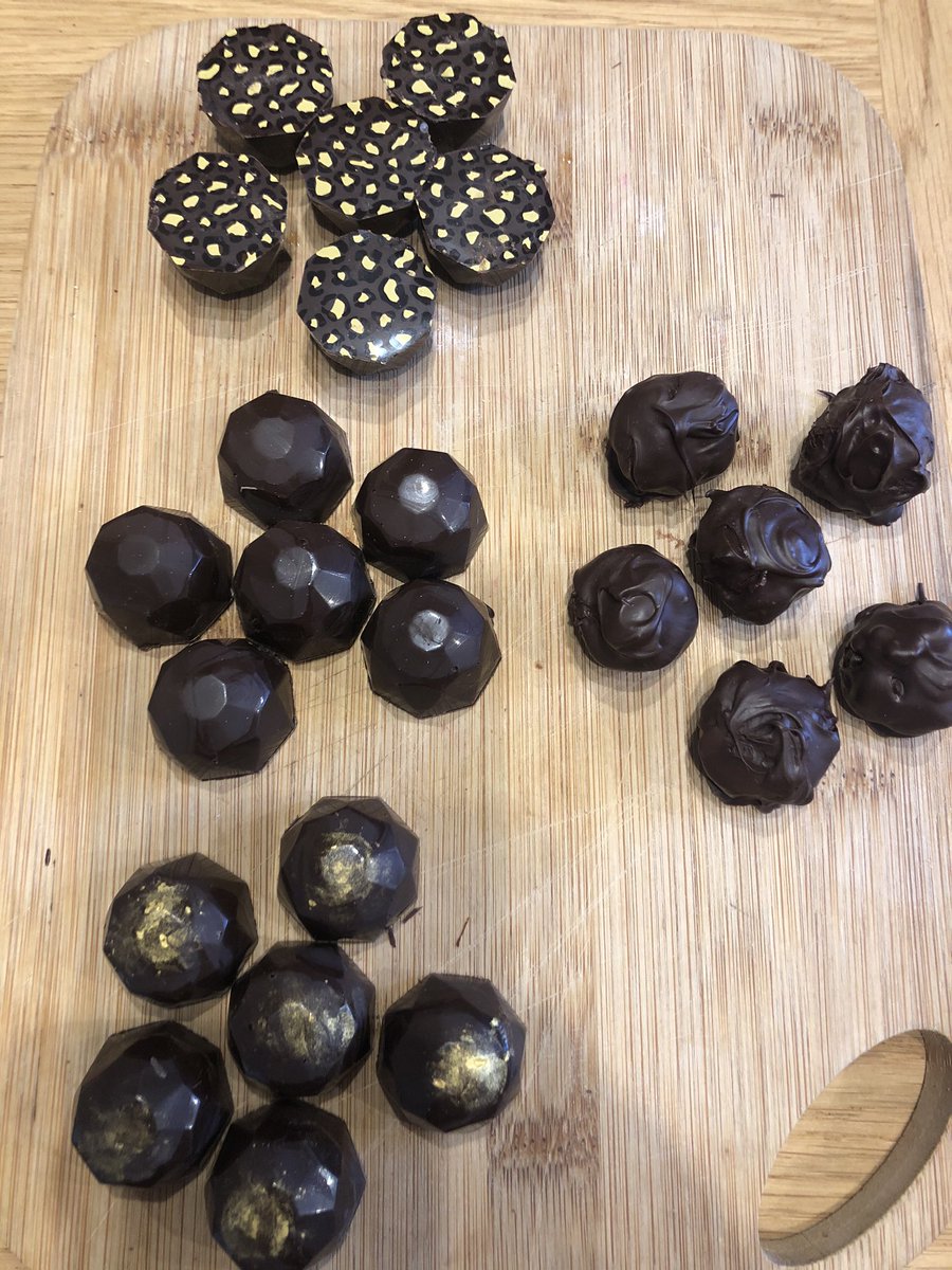RivingtonChoco1's tweet photo. The results from a good demo for @Creativeoppurtunity @SheInsprAwrds Bolton, #chocolatemakingdemo #zoom ππ«#classictruffles #chocolateamaretti #baileys #darkchocolate @Callebaut https://t.co/Hz7HofcgsQ