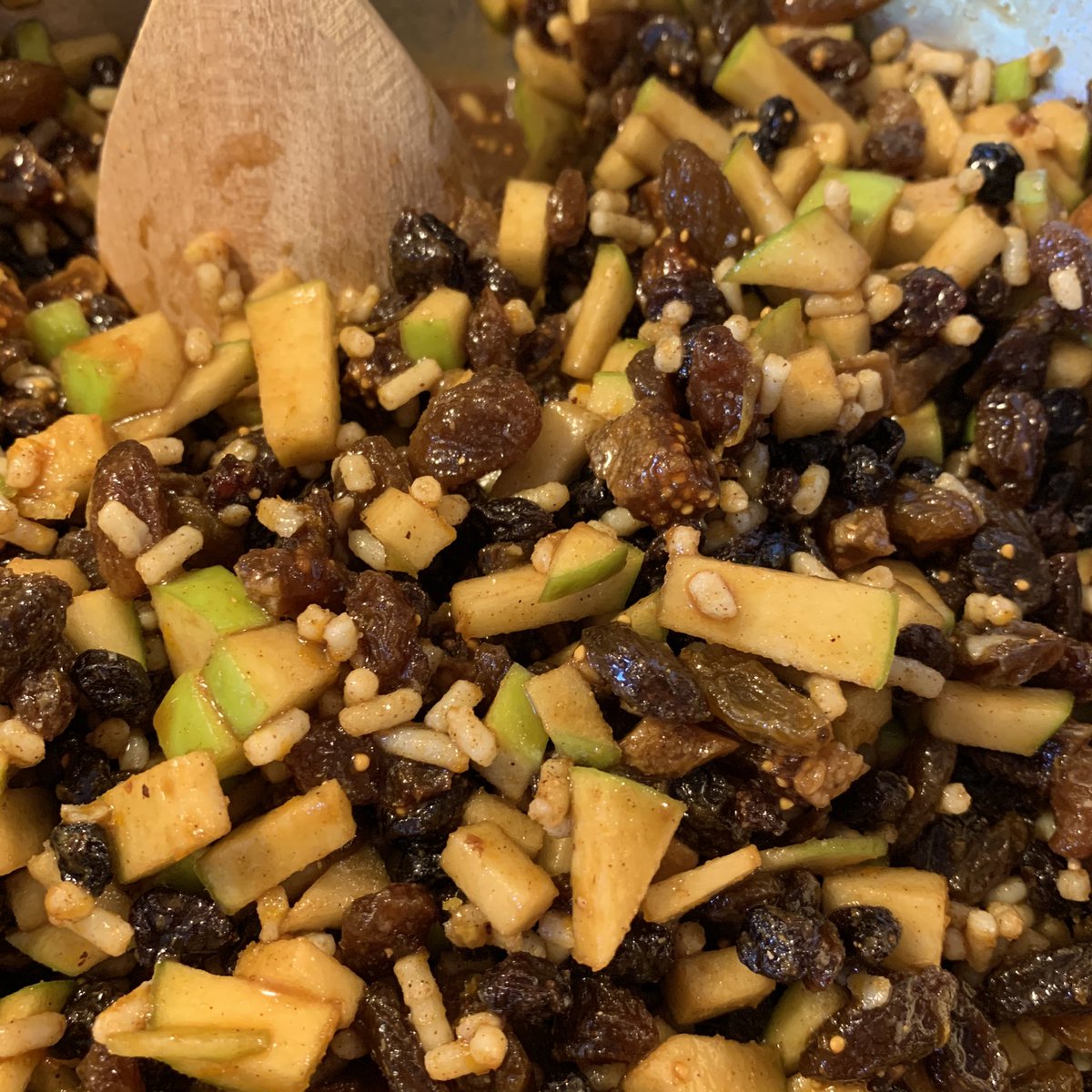 AgentsOfCake's tweet photo. It’s beginning to look a lot like...
🎄🎄🎄🎄 maybe a tad early for the C word but traditional mincemeat is best if it’s matured, this is off to sit overnight before cooking and jarring tomorrow 😋 https://t.co/041ZwmjAOB
