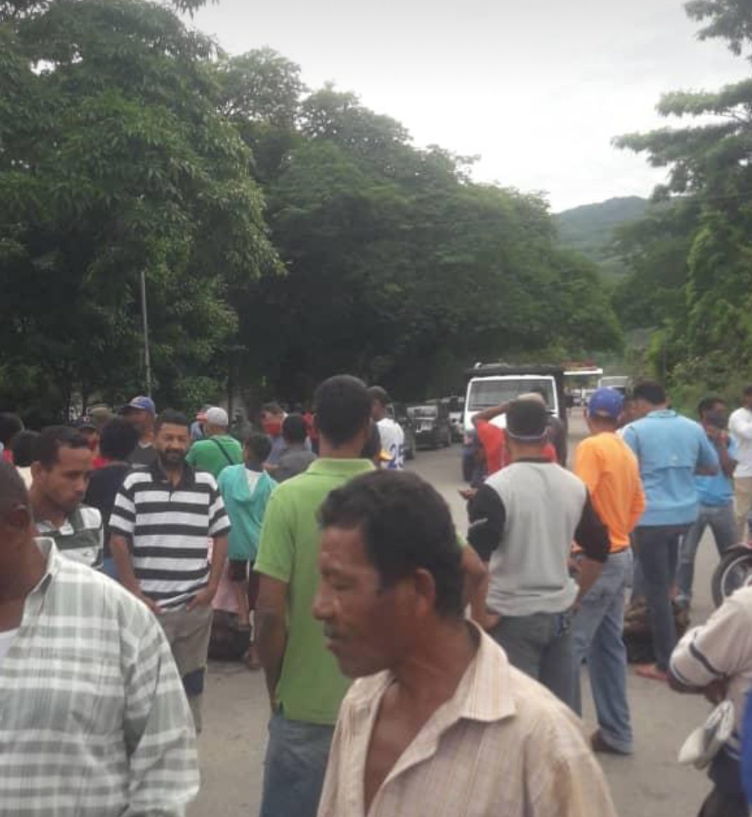ariana_agreda's tweet photo. #URGENTE | Habitantes del sector Santa Fe cierran la troncal 09 exigiendo la presencia de las autoridades del Estado ante un nuevo desbordamiento del Rio El Limonal en el estado #Sucre  

Grandes afectaciones en las comunidades de San Pedrito y Botalón 

Foto Cortesía https://t.co/s8Ei4sb1Bm