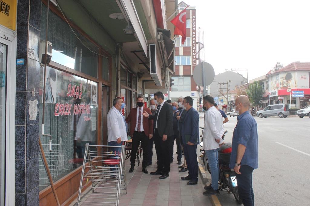 Kaymakamımız Sayın Reşit Özer ÖZDEMİR İlçe Belediye Başkanı Av. Aydın Balkan ve beraberindeki heyet ile birlikte Koronavirüs ile mücadele kapsamında tüm Türkiye’de eş zamanlı gerçekleşen denetimlere katılarak ; İlçemiz esnaflarını ziyarette bulundu.