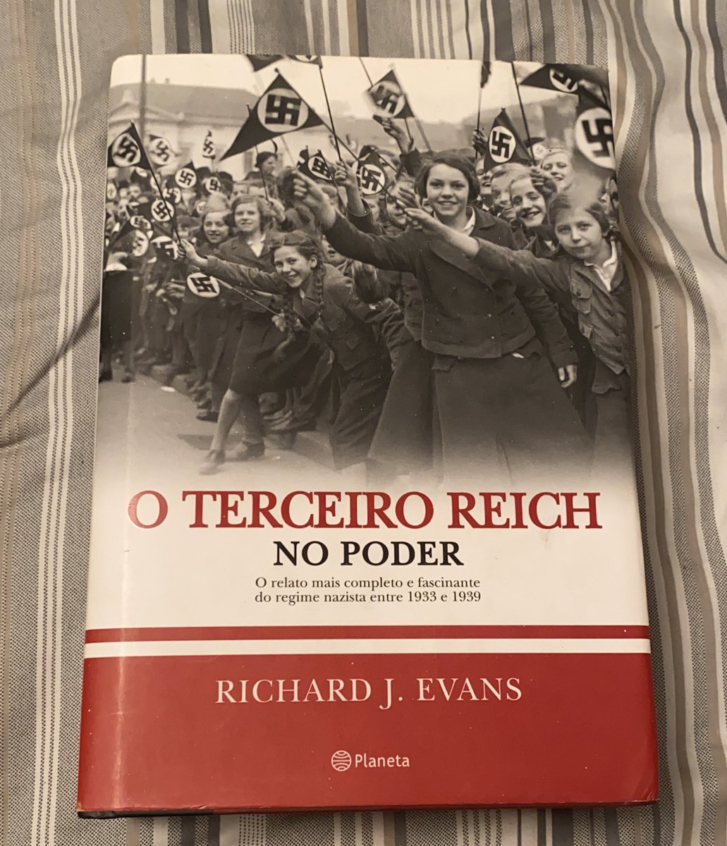 Em dado momento, na paranóia com ingleses e franceses, Jones diz que a “Segunda Guerra Mundial seria uma frente única das potências liberais e nazifascista contra o socialismo soviético”. Isso nunca existiu. A política vigente na França e na Inglaterra era a do apaziguamento.