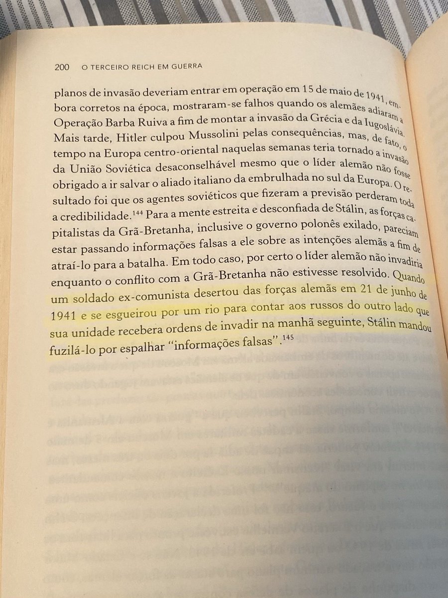 Outro detalhe do texto é que Jones Manoel passa muito tempo mostrando que Stalin não foi pego de surpresa pela ofensiva nazista, dispondo inclusive de espiões confiáveis na Alemanha. Mas é importante destacar que, ingenuamente, ele achou que poderia adiar ainda mais a guerra: