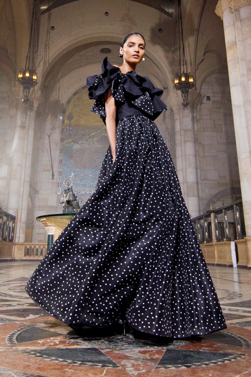 FashionweekNYC's tweet photo. Take a look at the Carolina Herrera Spring 2021 Collection https://t.co/qOXQixRjS4