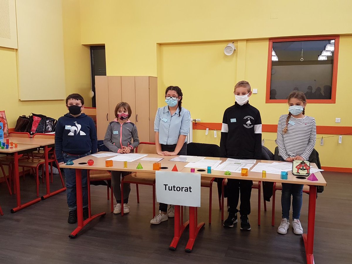 beguin_katia's tweet photo. Des figures multiples de l’engagement au collège Stanislas Limousin d’Ardentes (Indre) : des collégiens qui portent des valeurs de solidarité, de coopération, d’altruisme, qui agissent pour embellir et verdir leur collège. Merci aux équipes éducatives pour cette belle dynamique ! https://t.co/ZtRI6OfrmA