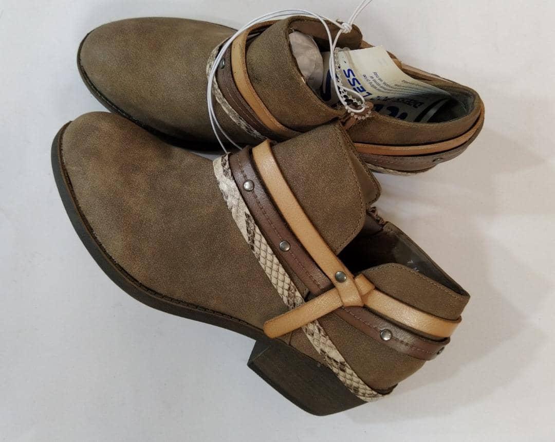 ShoesHubUganda's tweet photo. shoesaddict #shoeslovers #shoesforsale #shoestyle 
Call Or WhatsApp 0753844635
We have Free delivery with in Kampala for more than 2 pairs.
.
.
#kampala #eastafrica  #instauganda  #uganda #shoesuganda #ShoesHubUganda #ugandafashion #ugandanews #YagalizzaMunno https://t.co/DDhtLAL7xD