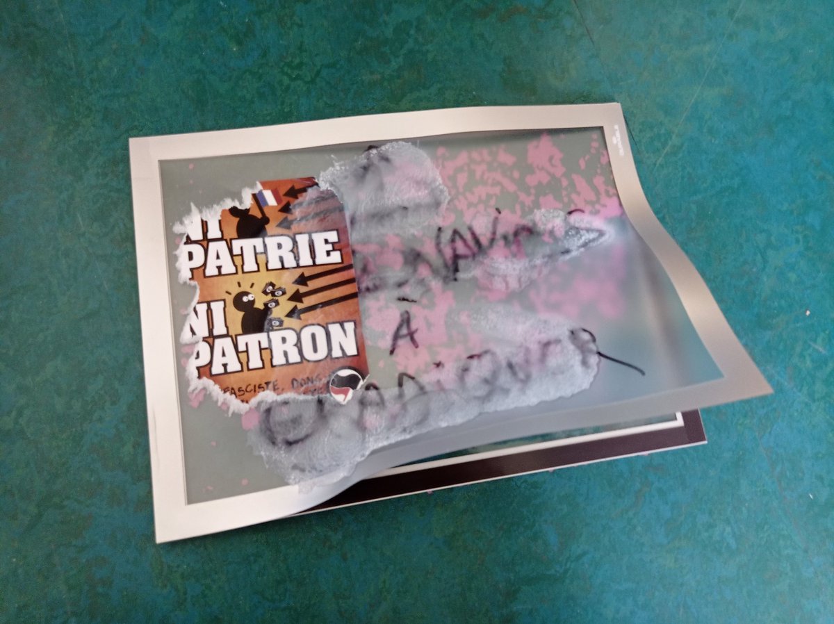 RenaudDel's tweet image. Mon triple échec du jour :
- quelqu&apos;un a écrit dessus 🤬
- le service ménage l&apos;a achevé en faisant son travail 😞
- j&apos;ai arraché la peinture de la porte en le retirant 😭
#signalétique #librarianproblem #échec