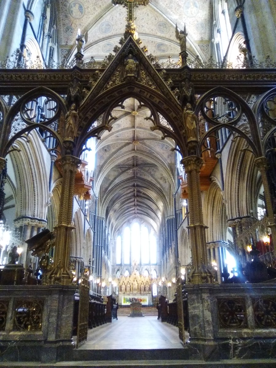 The beautiful, peaceful Quire of Worcester Cathedral has been altered quite a few times over the centuries. Find out more at …rcestercathedrallibrary.wordpress.com/2020/10/01/the…