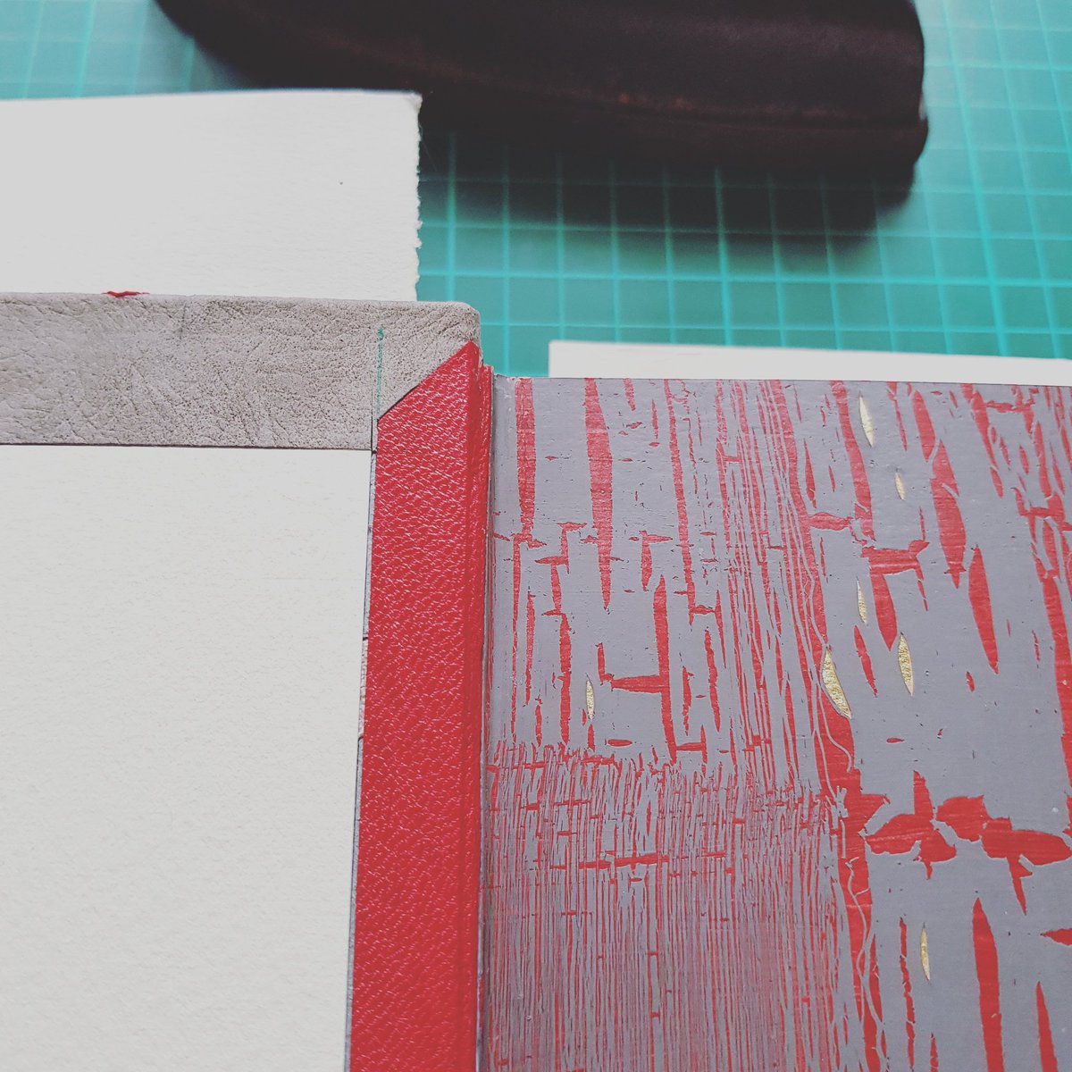 hb_bookbinding's tweet photo. I love this bit of the forwarding process, as it feels like I am nearing completion! My leather joints are mitred &amp; stuck down &amp; I've infilled the centre of the boards with watercolour paper which is the same thickness as the leather joints and turn-ins #bookbinding https://t.co/HrOX7wJJcH