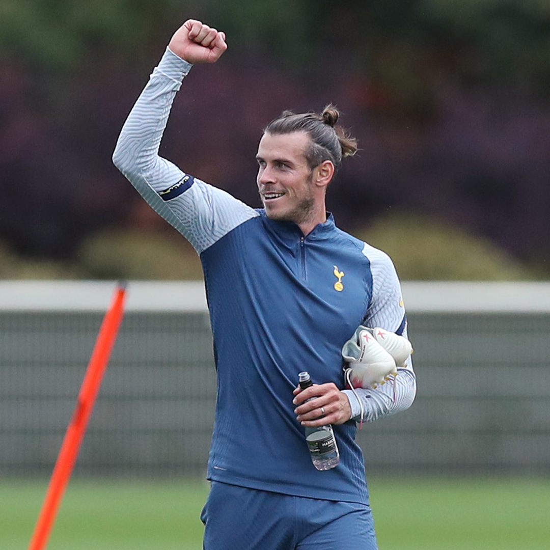 SpursOfficial's tweet photo. 📍 Hotspur Way

📸 @GarethBale11 

#THFC ⚪️ #COYS https://t.co/hskM5WJzvo