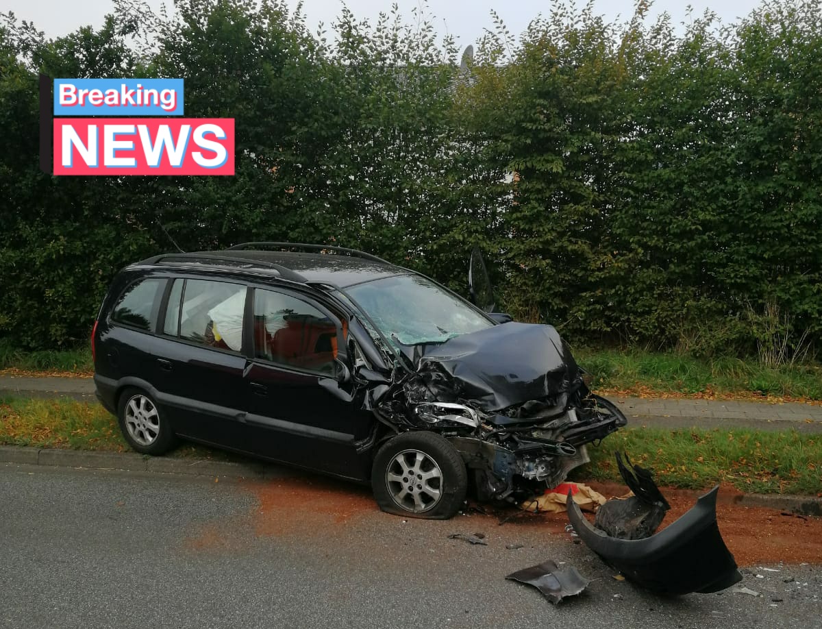 feuerwehrnms's tweet photo. #Verkehrsunfall, Roschdohler Weg #PKW gegen #Trecker. Eine leichtverletzte Person kam ins #Krankenhaus #FEK. Im Einsatz war das #NEF, #HLF2 und der #RTW der #BF #NMS. (nyf) Foto: Hushahn https://t.co/PrQJenf1hI