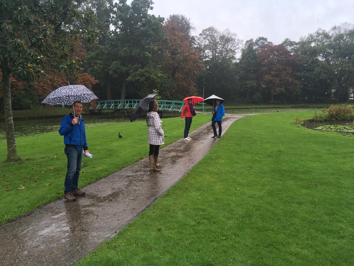 HeleenHooij's tweet photo. Vanochtend met leden van het Dagelijks Bestuur door het prachtige #ParkRusthoff in @gem_teylingen gelopen en tegelijk geïnformeerd over o.a. de meerjarenplannen en de inzet van vrijwilligers. Trots! https://t.co/Q56cSkS7XZ